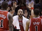 Basketbalisté Chicaga Bulls slaví výhru nad Miami Heat. Uprosted Carlos Boozer.