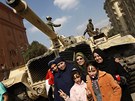 Egypané se v káhirských ulicí fotí s tanky.
