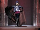 Týdny módy v Paíi: Dior, podzim-zima 2011/2012 - Modelka pedvádí model z...