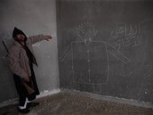 Tyransk dikttor. Libyjec ukazuje karikaturu Kaddfho ve mst Nalut (1. bezna 2011)