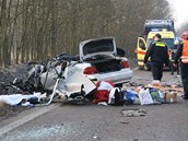 Vrak BMW , v n�m� po sr�ce s autobusem u Dob�an zem�eli t�i lid�