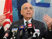 Tunisk premir Muhammad Ghann prv oznamuje svoj rezignaci . (27. nora 2011)