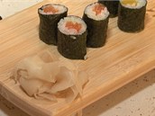 Každý kousek sushi proložte plátkem zázvoru pro neutralizaci chuti.