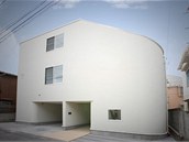 Rodinný dům se skluzavkou stojí v Tokiu ve vyhlášené čtvrti Nakameguro.