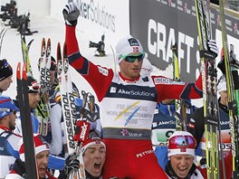 Petter Northug na ramenou koleg z vtzn norsk tafety.