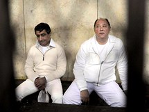 Bval egyptt vldn ednci Zuheir Garana (vpravo) a Ahmed Ezz sed na lavici obalovanch u soudu v Khie. (24. nora 2011)