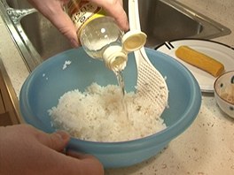 Uvařenou rýži přendejte do misky a přidejte k ní sushi ocet.