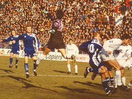 17. Historické modré dresy Patrick 1991 - zápas proti Realu Madrid.