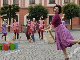 Z filmu V peřině - Lucie Bílá tančí s koštětem