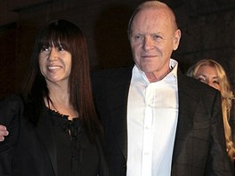 Anthony Hopkins v m na premie fimu Obad (s manelkou Stellou Arroyaveovou)