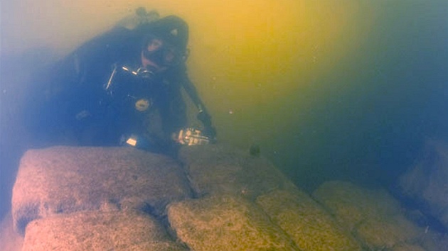 Zbytky Juditina mostu prozkoumávali ve Vltav potápi.
