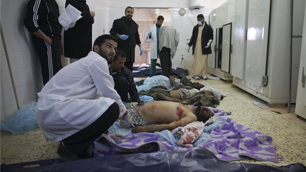 Libyjtí lékai oetují zranné v Adedabíji (3. bezna 2011)