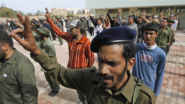 Povstaletí rekruti písahají v Benghází (3. bezna 2011)