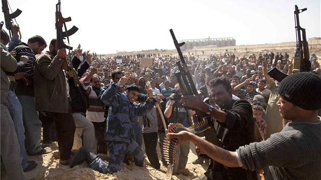 Kaddáfího oponenit dávají najevo svoji sílu v Benghází (4. bezna 2011)