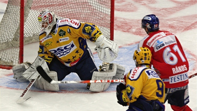 Zlínský branká Tomá Duba kontroluje situaci. Vlevo dojídí spoluhrá Bedich Köhler, vpravo pardubický Daniel Rákos.