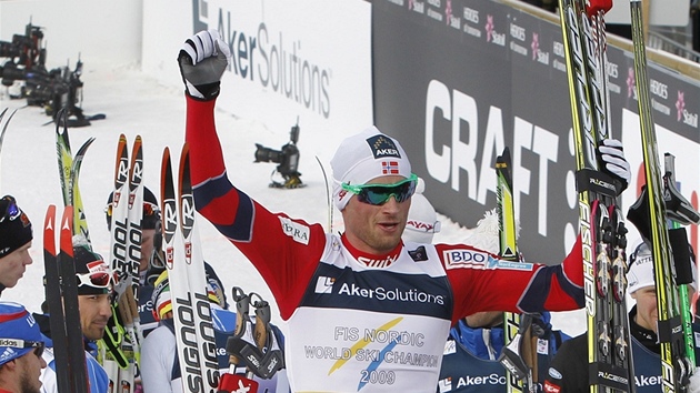 Petter Northug na ramenou koleg z vítzné norské tafety.