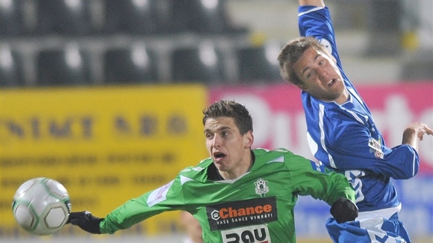 Jablonecký Kova�ík (vlevo) v souboji s libereckým Hada��okem.