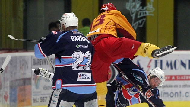 Akrobacie v duelu Jihlava (ve �lutém) - Chomutov.
