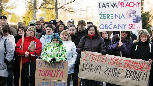Lékai a zdravotníci se seli úed hejtmanstvím v Karlových Varech  pi protestní demonstraci na podporu odvolaného primáe ARO Romana Brázdila 