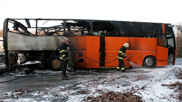 Vyhoelý autobus, kterým jeli na zápas malí hokejisté brnnské Komety, na silnici .50 nedaleko obce Staré Hut 