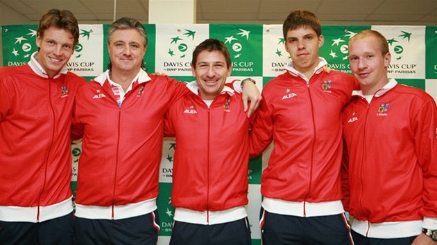 eský daviscupový tým ped duelem s Kazachstánem: Tomá Berdych, kapitán Jaroslav Navrátil, Jan Hájek, Jií Veselý a Luká Dlouhý