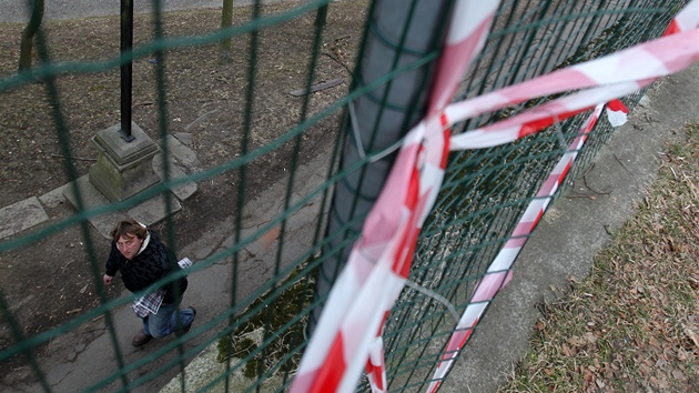 Osmiletého áka z Havlíkova Brodu musel vrtulník po pádu z terasy u koly transportovat do praského Motola.