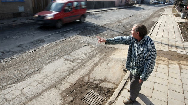 Silnice v Mrákotín je ve velmi patném stavu a opravy se doká a v dubnu.