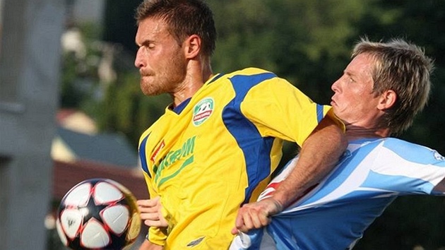 Souboj Karla Kroupy a áslavského hráe o mí.