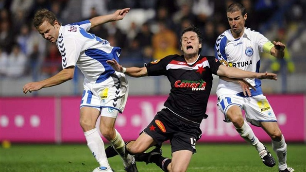 Liberec - Slavia: hostující Duan Vasiljevi padá mezi Radkem Dejmkem (vlevo) a Miroslavem Holeákem