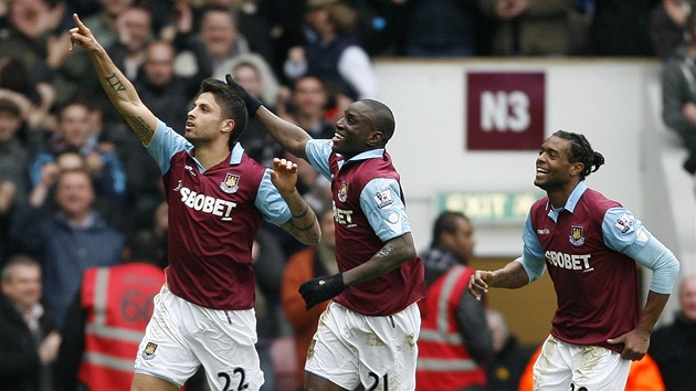 SVÁTENÍ STELEC. Obránce West Hamu Manuel da Costa (vlevo) slaví gól proti Stoke City.