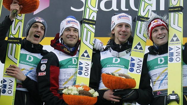 MÁME ZLATO! Rakouští skokané (zleva) Schlierenzauer, Kofler, Koch a Morgenstern se radují ze zlaté medaile v soutěži týmů.