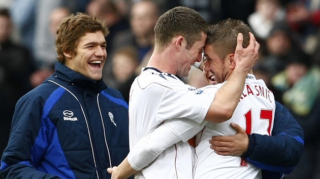 TI BODY. Hrái Boltonu Gary Cahill (uprosted) a Ivan Klasni se radují z výhry nad Aston Villou.