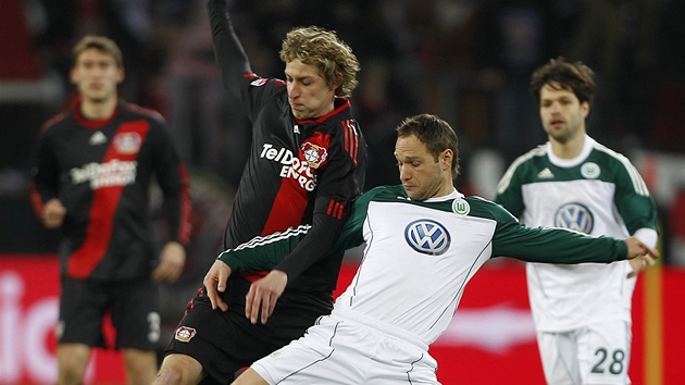 KDO BUDE U MÍE DÍV? Jan Polák z Wolfsburgu (vpravo) bojuje o mí se Stefanem Kiesslingem z Leverkusenu.
