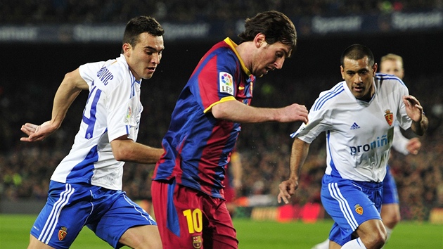 PROTI PESILE. Lionela Messiho z Barcelony brání dva hrái Zaragozy.