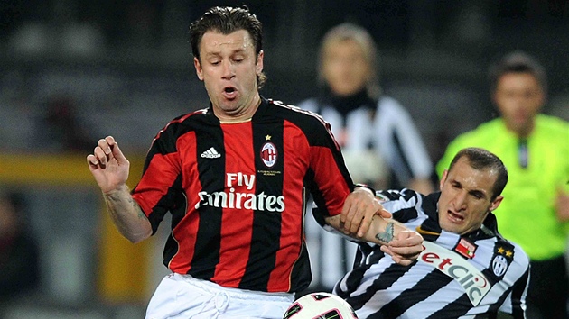 DÁL T NEPUSTÍM. Giorgio Chiellini z Juventusu skluzem zastavuje prnik Antonia Cassana z AC Milán.