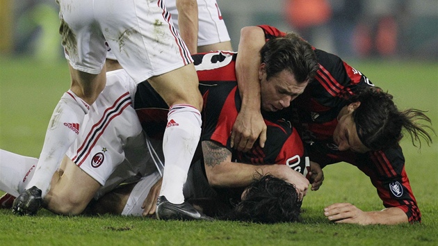 VALNÁ HROMADA. Hráči AC Milán Zlatan Ibrahimovic (vpravo) a Antonio Cassano (uprostřed) oslavují gól Gennara Gattusa (vespodu).
