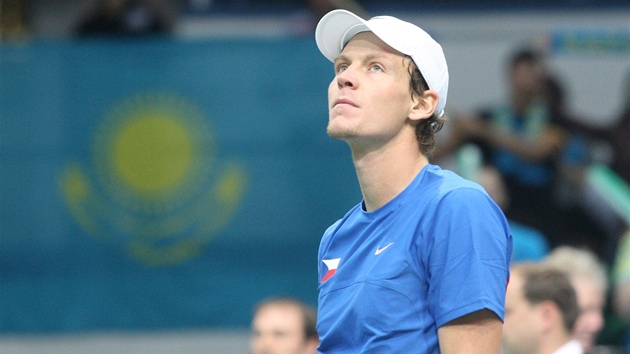 ZKLAMANÝ FAVORIT. Tenista Tomá� Berdych po proh�e v  Davis Cupu smutn� sleduje rozradostn�né kaza�ské fanou�ky.