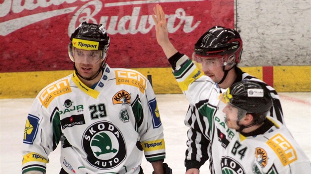 KYNUTÍ DIVÁK�M. Mladoboleslavský hokejista Luká� Pabi�ka (vpravo) se raduje poté, co p�ihrál na gól v duelu s Kometou Brno, p�ihlí�í Michal Tvrdík.