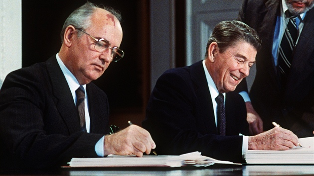 I tímhle veel do djin: Michail Gorbaov podepisuje s Ronaldem Reaganem v roce 1987 ve Washingtonu dohodu o likvidaci raket stedního a krátkého doletu.