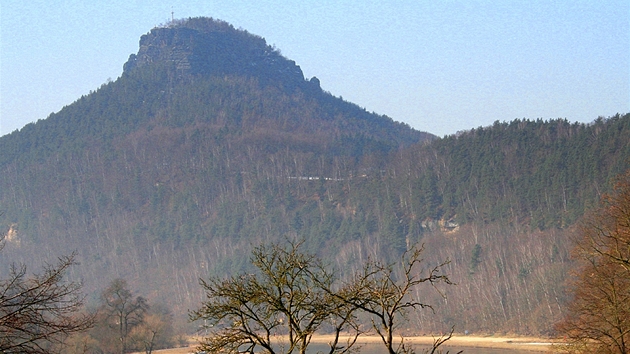 Z obce Prossen je nezaměnitelná pyramida Liliensteinu opticky na dosah ruky.