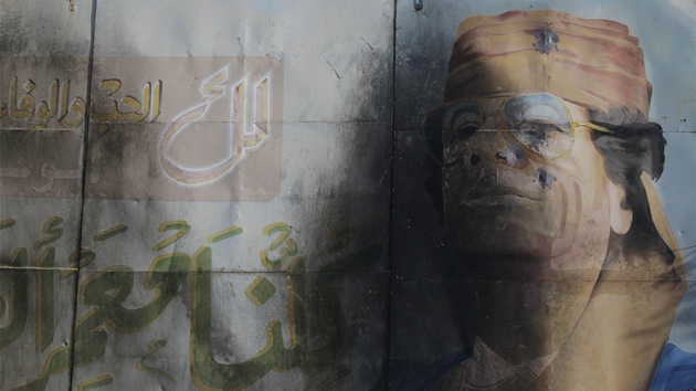 Ohoelý billboard s Muammarem Kaddáfím v Nalutu (1. bezna 2011)