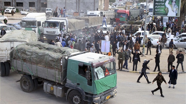 Libyjský povstalec steí cestu, která vede z Tripolisu do msta Nalút, které mají pod kontrolou protivládní rebelové (28. února 2011)