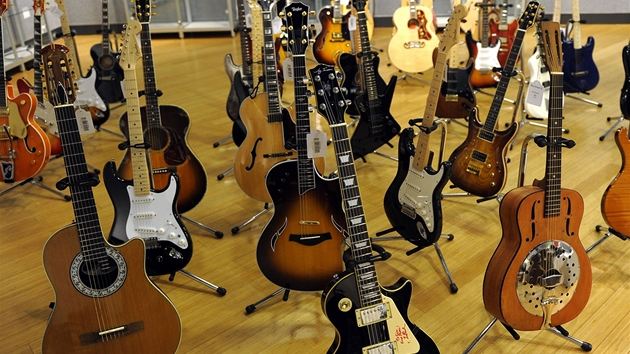 Eric Clapton prodává v auk�ní síni Bonhams více ne� 70 kytar