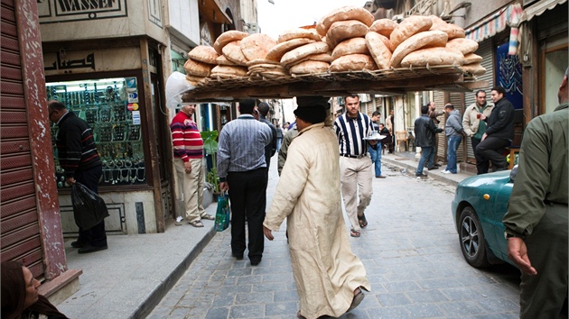 Po svrení egyptského prezidenta Mubaraka se do ulic Káhiry pomalu vrací bný ivot. Na snímku nese mu erstv upeený chléb na trh. (25. února 2011)