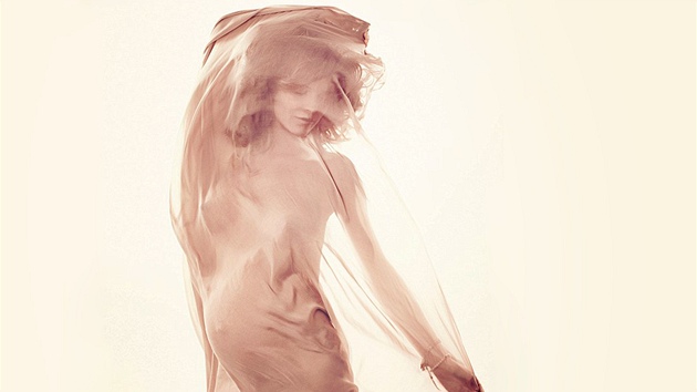 Thotná modelka Eva Herzigová v asopise Harper's Bazaar.