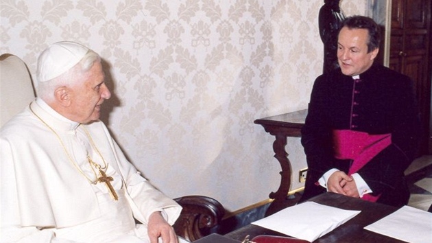 Nový královéhradecký biskup Jan Vokál (vpravo) u papee Benedikta XVI.