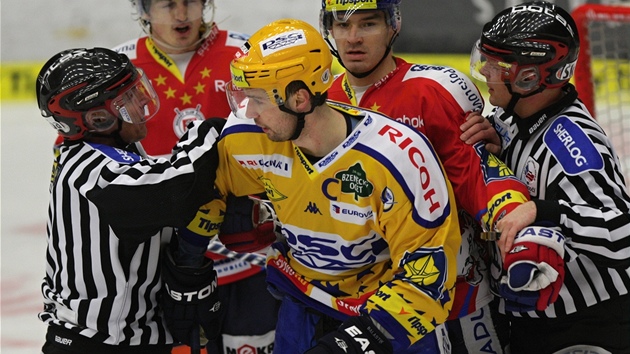 JAKO RUDÝ HADR. Zlínský kapitán Jaroslav Balatík psobí na soupee (na snímku zleva Jan Kolá a Frantiek Kaberle) jako drádidlo na býka.