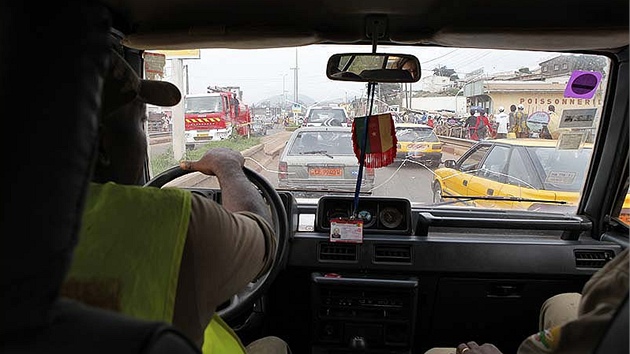 Kamerunské hlavní msto Yaoundé je plné lutých taxík, které do znané míry nahrazují mstskou hromadnou dopravu.