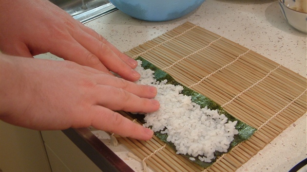 Ideální je mít v dosahu pramínek tekoucí vody nebo alespoň mističku s vodou - abyste si mohli oplachovat prsty při vrstvení vařené rýže na řasu nori. 