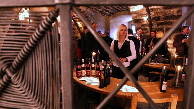 Degustace vína v nov oteveném gotickém hradu v Litomicích.